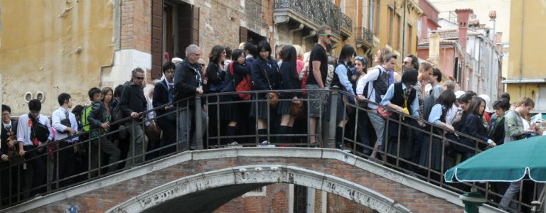 Как бороться с чрезмерным туризмом