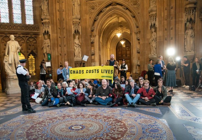 Более 30 активистов заняли парламент, чтобы сказать новому премьер-министру, что политический хаос стоит жизней