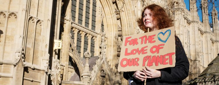 От публичных демонстраций до песен протеста, общественных движений против чрезвычайной климатической ситуации.