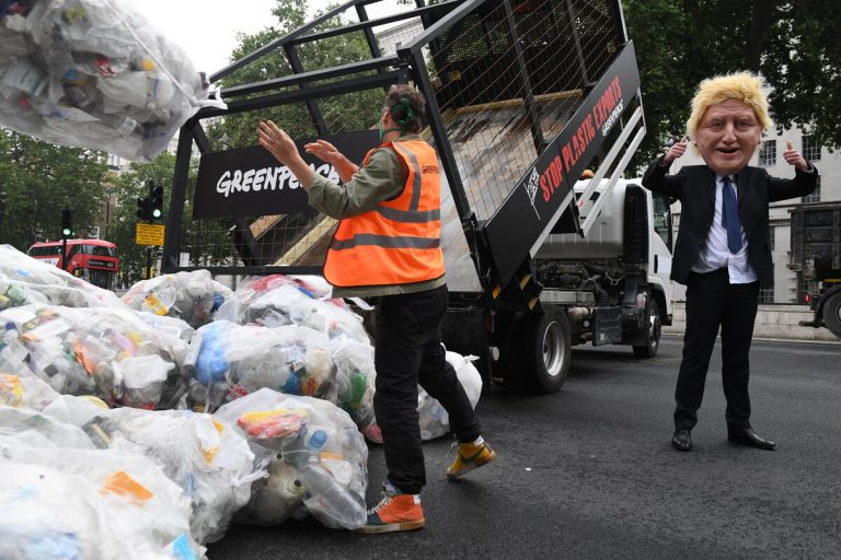 Почему Гринпис оставил полтонны пластика на пороге Бориса Джонсона