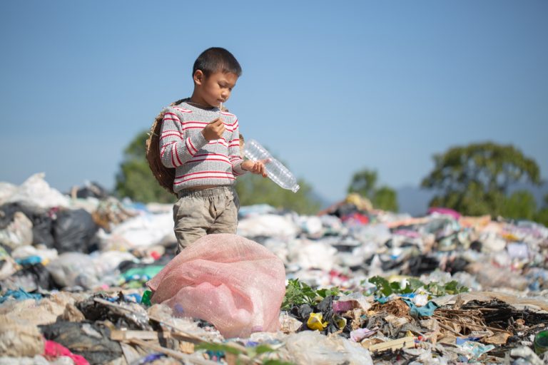 с сегодняшнего дня весь пластик попадает в окружающую среду