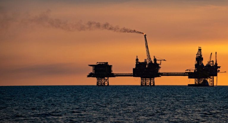 Нефтяная и газовая промышленность испытывает недостаток в своих оффшорных работниках.  Пришло время дать им выход