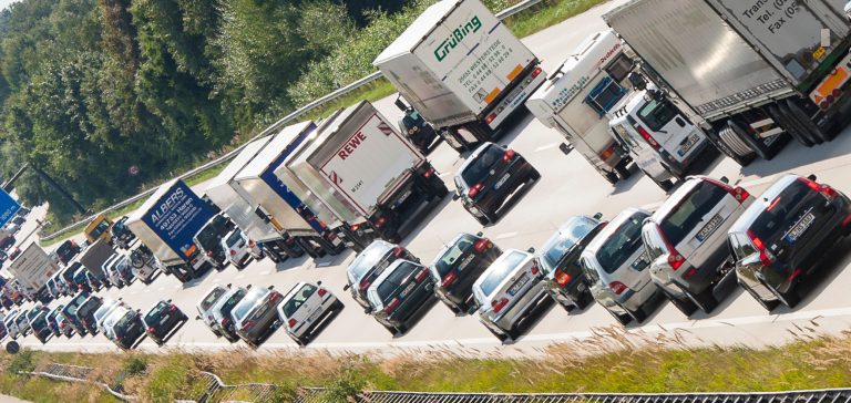 Строительство новых дорог только увеличивает трафик.  Вот доказательство.