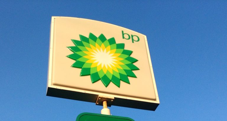 Предстает перед судом за борьбу с жаждой нефти BP в эпоху изменения климата