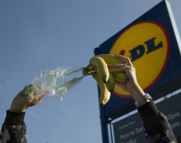 Супермаркеты кладут на свои полки больше пластика, чем когда-либо