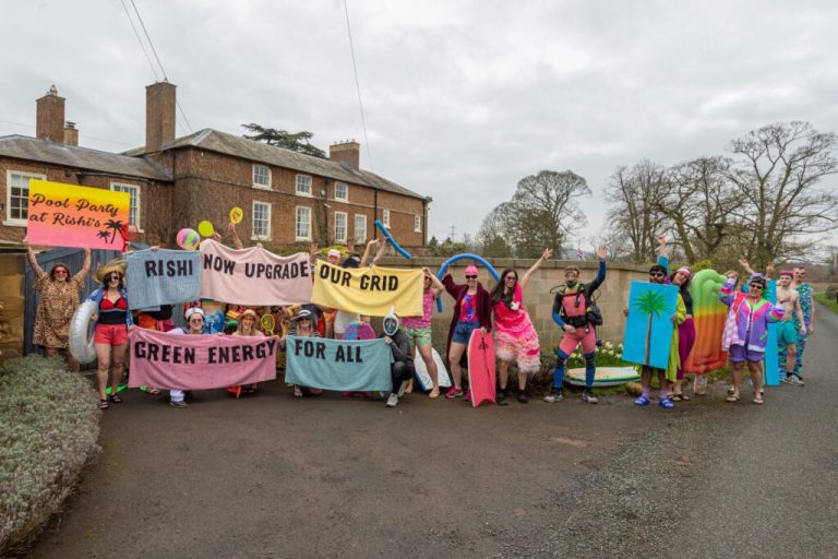«Вечеринка у бассейна у Риши» инициирует закон, обещающий модернизацию сети для возобновляемых источников энергии