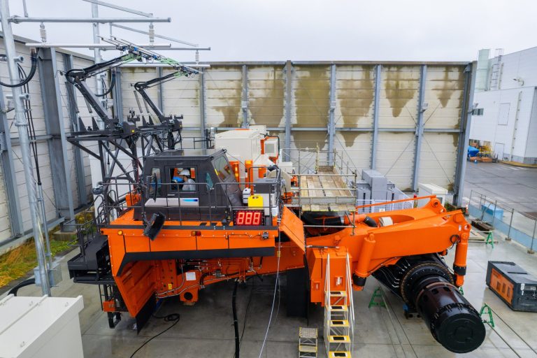 Hitachi завершает прототип электрического самосвала на базе инновационных аккумуляторов ABB