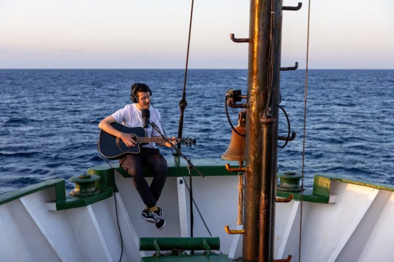 Посмотрите, как фронтмен Bastille Дэн Смит исполняет неизданную песню из Бермудского треугольника