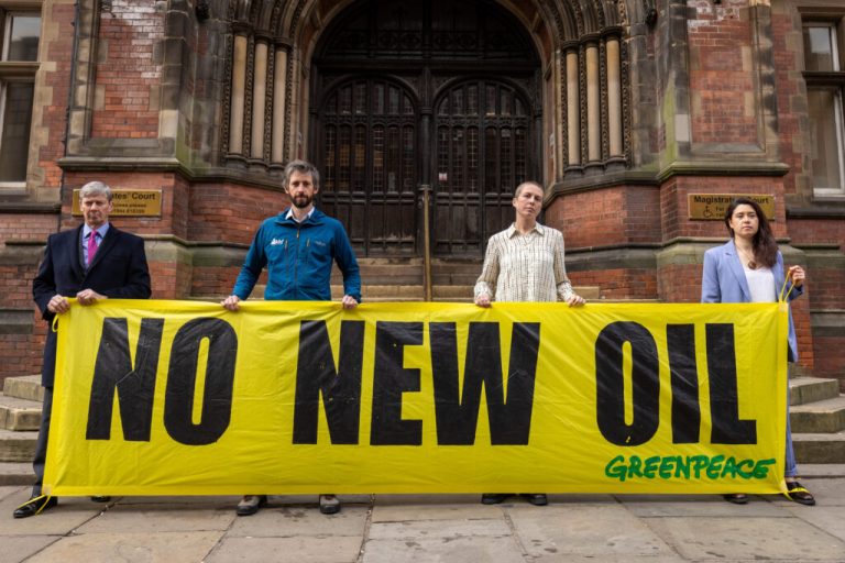 Судья отклоняет обвинения против протестующих на крыше Риши Сунака