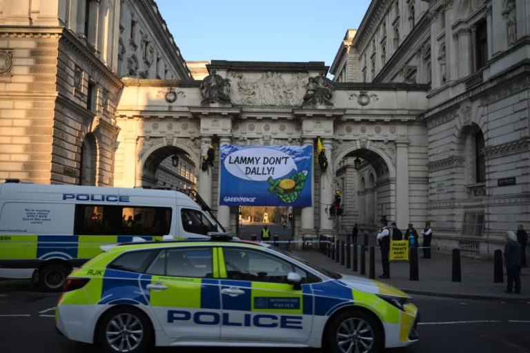 «Лэмми не давай!» Гринпис разворачивает гигантский баннер в офисе иностранных дел, чтобы сохранить океанский договор на плаву