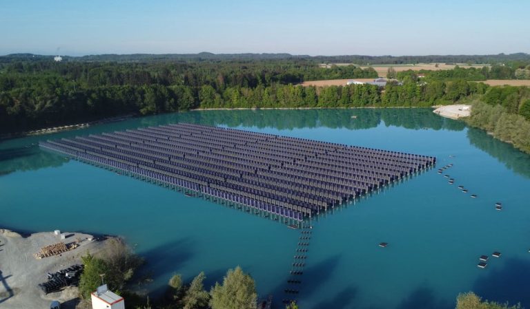 Плавающая вертикальная фотоэлектрическая система, первая в мире система