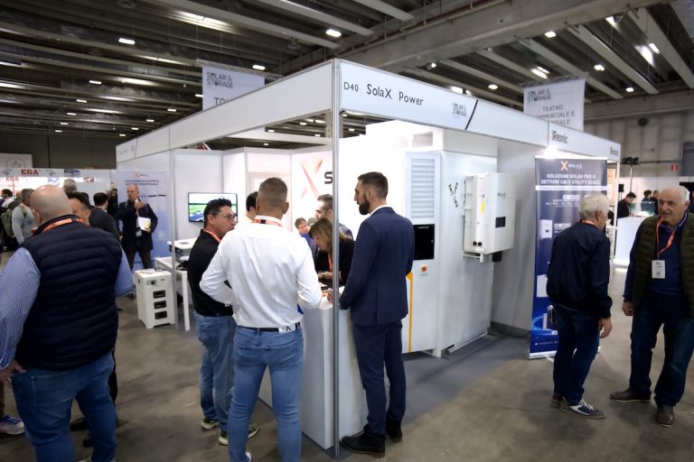 SolaX Power, ажиотаж на выставке Solar & Storage Live в Вероне. Большой интерес к хранилищам C&I