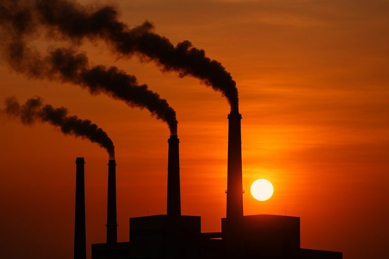 США: выбросы углекислого газа увеличились в 2025 году, изменив тенденцию предыдущих лет