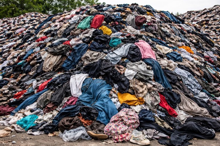 ЕС блокирует уничтожение непроданных вещей: хватит текстильных отходов