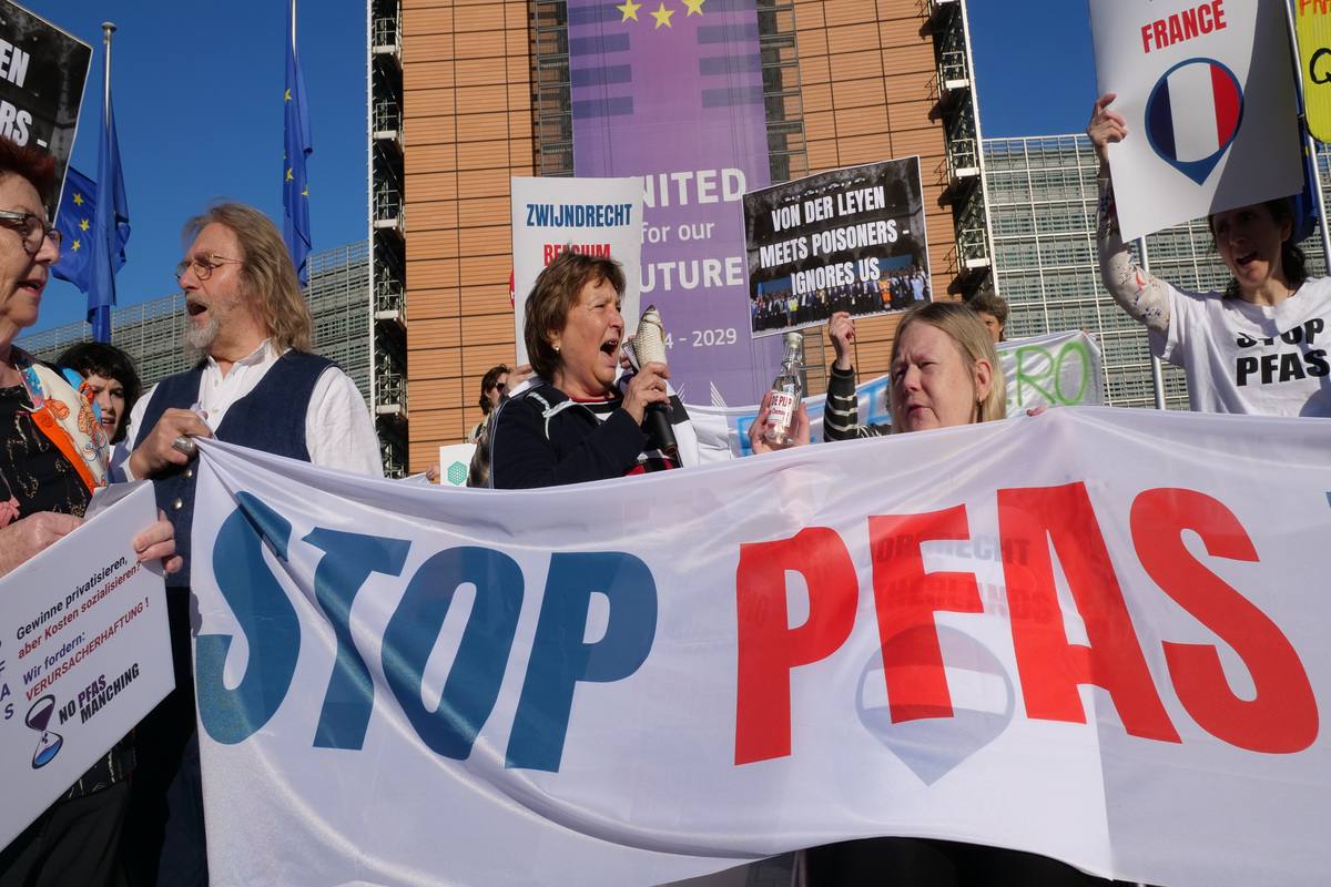 Урсула фон дер Ляйен отказывается встречаться с жертвами загрязнения PFAS