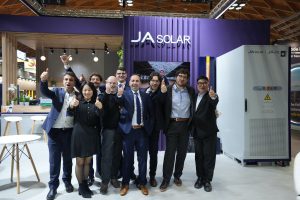 JA Solar между инновациями и консолидацией: новые фотоэлектрические решения на выставке KEY 2026