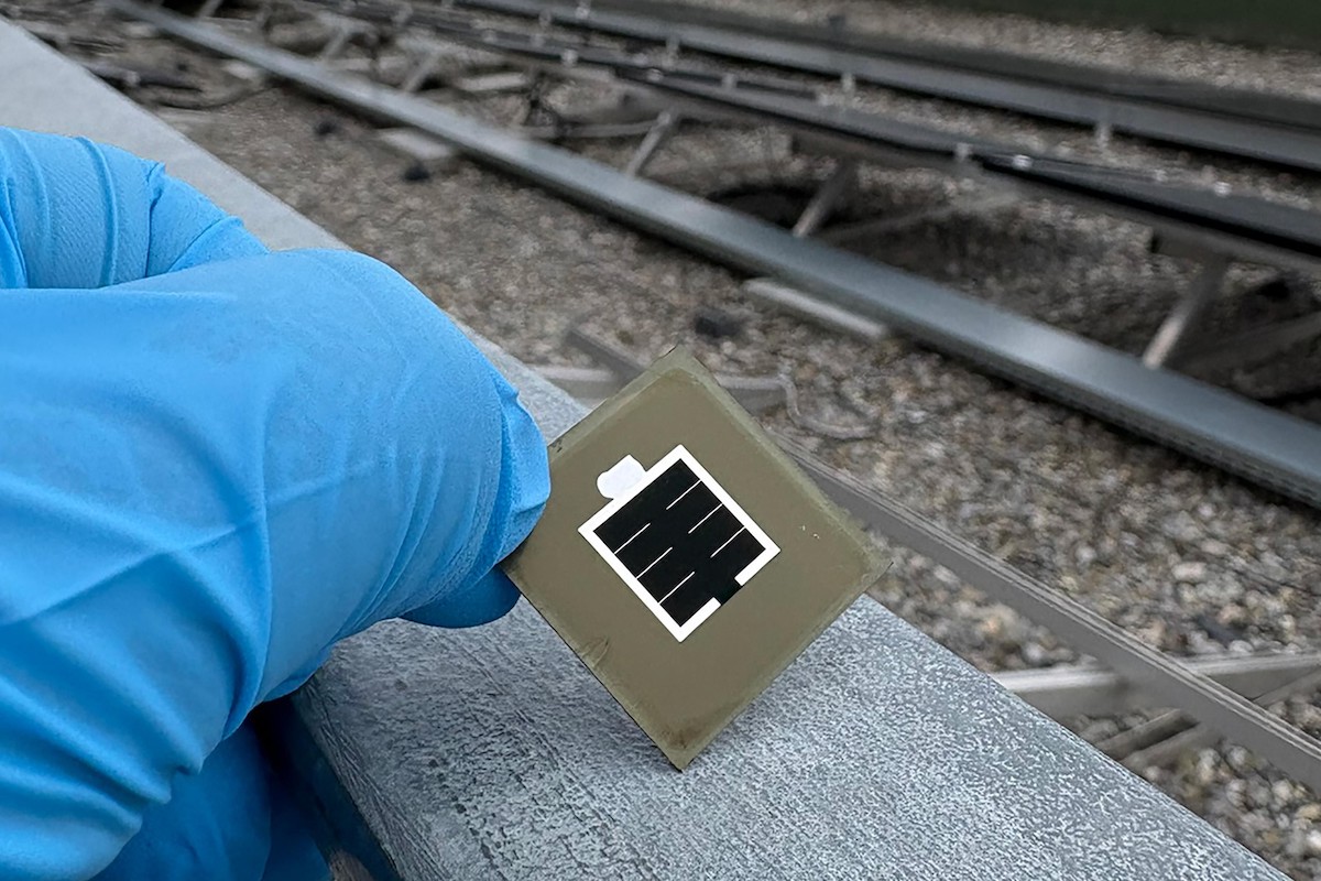 Тройной переход перовскит-кремний, рекордный КПД 30,02%.