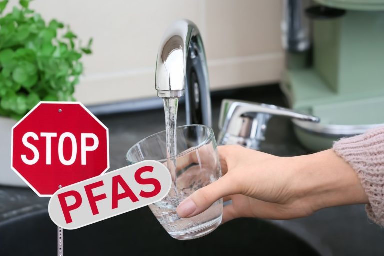 ПФАС в питьевой воде: новые лимиты и проверки с сегодняшнего дня до кухонного крана дома — что изменится