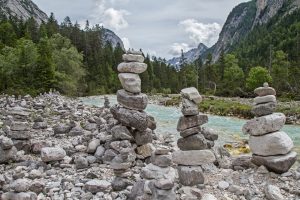 Прекратите ставить каменные фигуры на вершинах: возможное экологическое воздействие — предупреждает Австрийский альпийский клуб