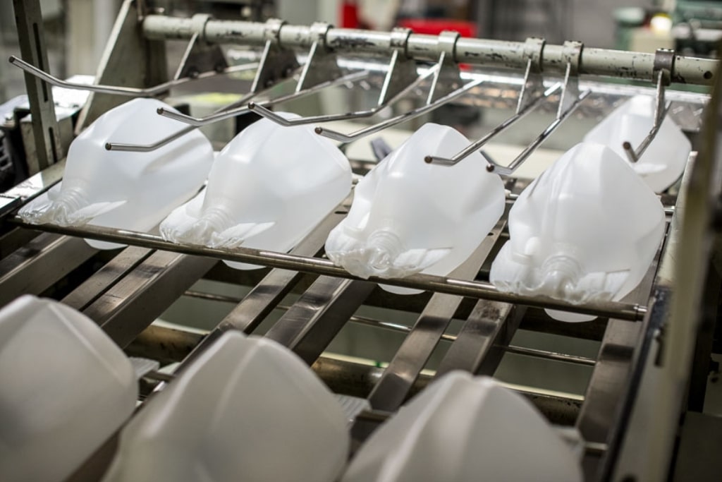Plastic bold molding plant.
