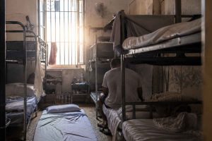 Жара в переполненных тюрьмах Италии становится невыносимой чрезвычайной ситуацией: матрасы на полу и вода под замком