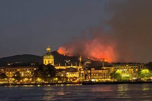 Крупный пожар на Монте Гой возле Комо: 50 человек эвакуированы, воздух над озером непригоден для дыхания