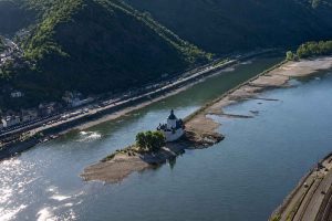 Рейн: когда-то полноводная река — теперь рекордная засуха высушила её; судоходство в Германии остановлено, цены растут