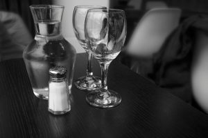 Обработанная вода в барах и ресторанах: нарушения в более чем половине проверок — что нашли сотрудники NAS