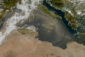 Пятая волна жары приносит песок Сахары в Италию: желтые небеса и пики до 44 °C, когда это закончится?