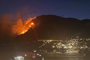 Ночь огня на Амальфитанских и Соррентийских побережьях: пожары угрожают ресторанам и домам, люди бегут