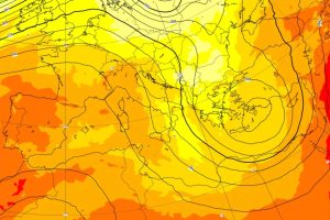 Жара вернется под влиянием Азорского антициклона: температура до 28°C и сильный ветер — но к выходным всё изменится