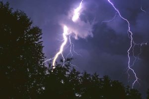 Канадский стартап утверждает, что может остановить молнии и предотвратить катастрофические лесные пожары